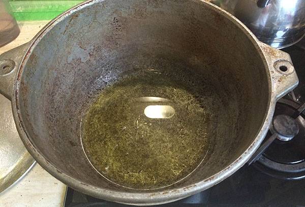 Huile dans un chaudron