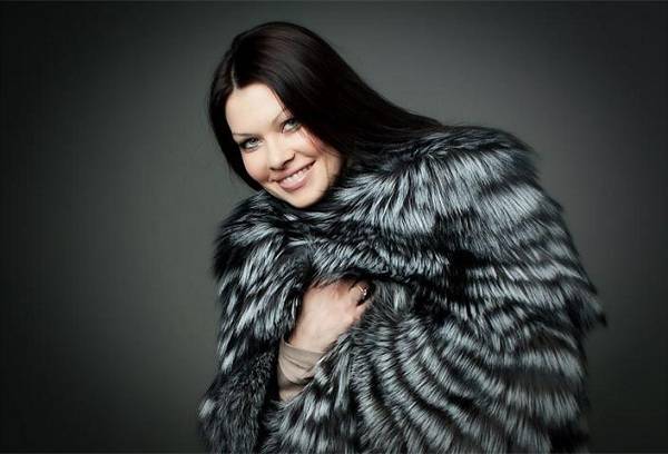 fille dans un manteau de fourrure