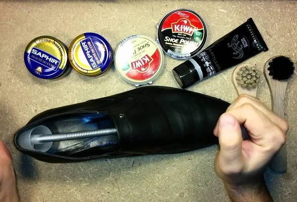 nous nettoyons les chaussures avec de la crème