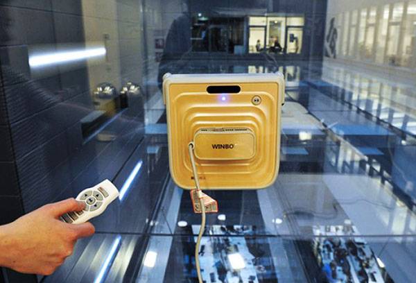 Robot laveur de vitres des deux côtés