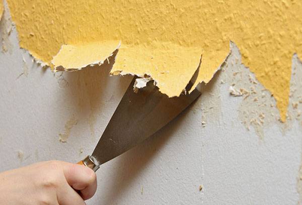 Enlever le vieux papier peint avec une spatule