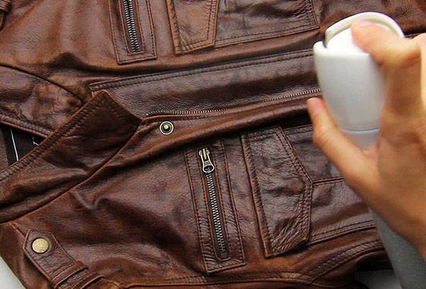 Sentir une veste en cuir avec un spray