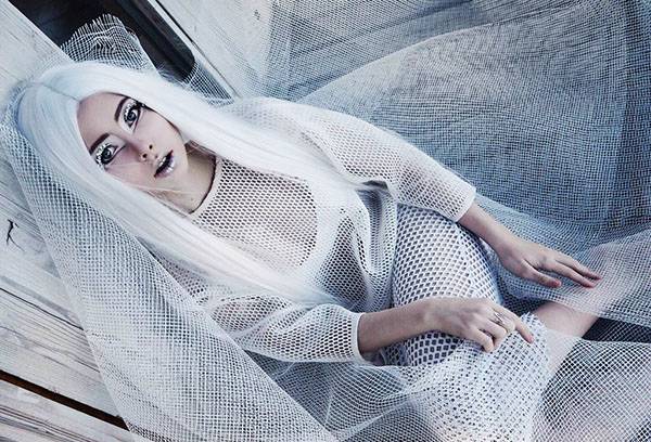 Photo d'une jeune fille à la perruque blanche