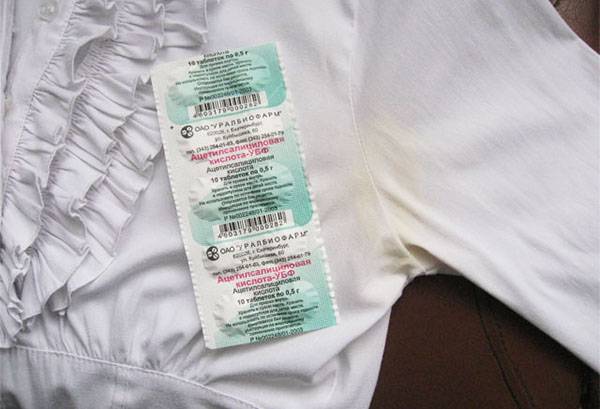 Aspirine à partir de taches jaunes sous les aisselles