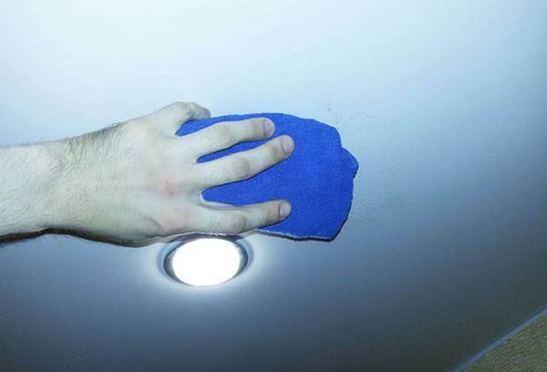 Nettoyage de plafond tendu