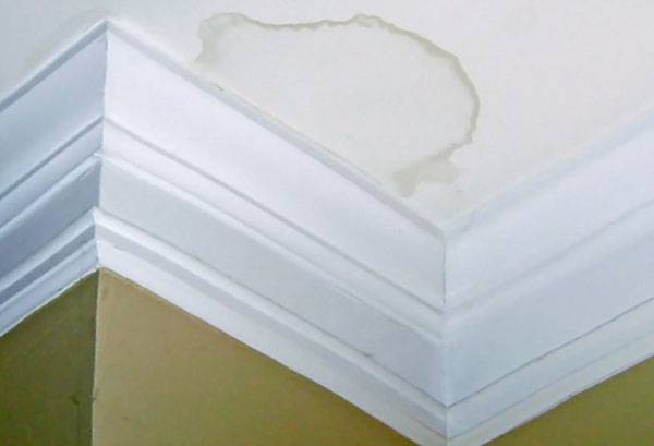 Tache d'huile sur le plafond