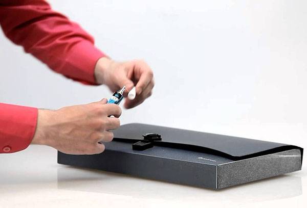 Coller un verrou en plastique