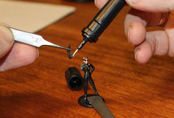 Coller une figurine en plastique