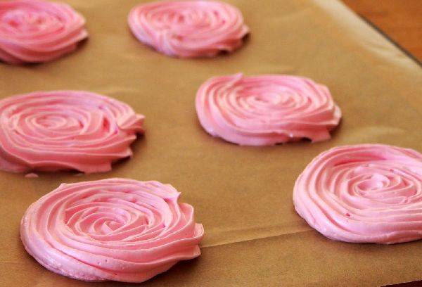 faire cuire des meringues sur du papier calque