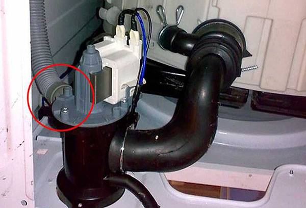 Fixation du tuyau à la pompe dans le lave-linge