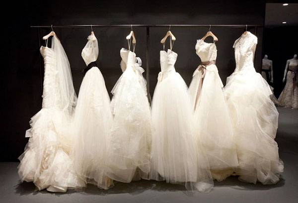 Robes de mariée sur un cintre
