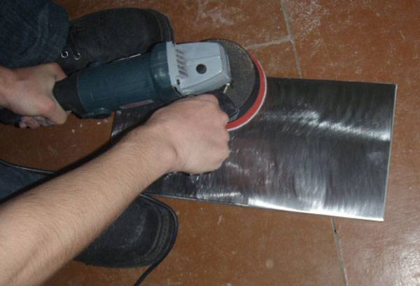 Enlever la vieille peinture d'une tôle avec un moulin