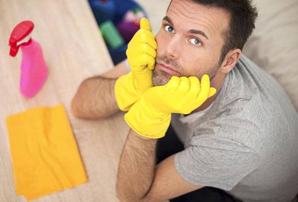 Homme en gants pour le nettoyage.