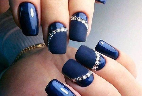 Ongles décorés de strass