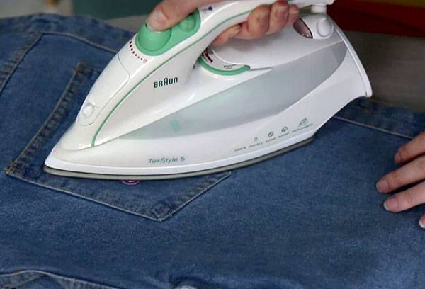 Mettre des autocollants thermiques sur les jeans