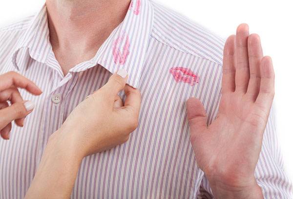 Taches de rouge à lèvres sur la chemise