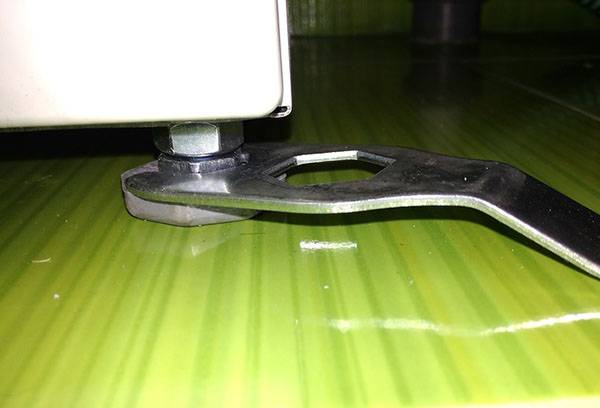 Réglage de la hauteur des pieds de la machine à laver