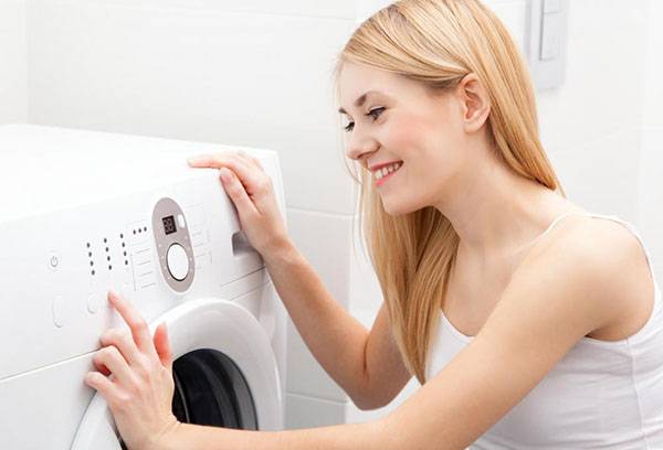 Fille et une machine à laver