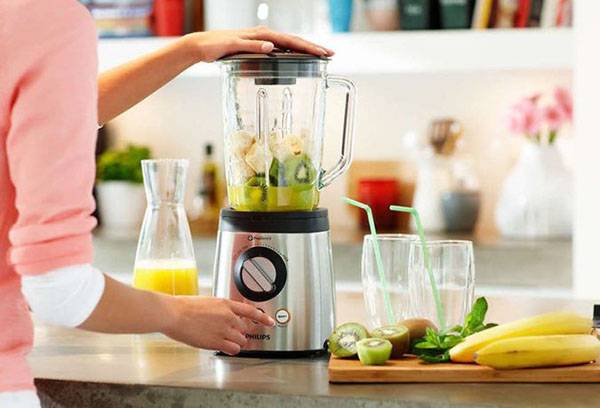 Faire un smoothie dans un mixeur