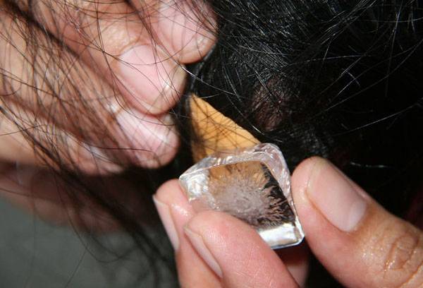 Gel de chewing-gum dans les cheveux