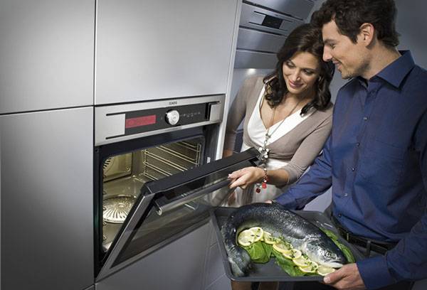 Jeune couple avec un nouveau four