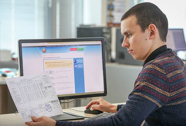 Jeune homme avec le logement et les services communaux