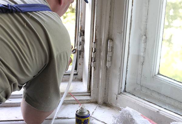 Installation d'isolant sur une fenêtre en bois
