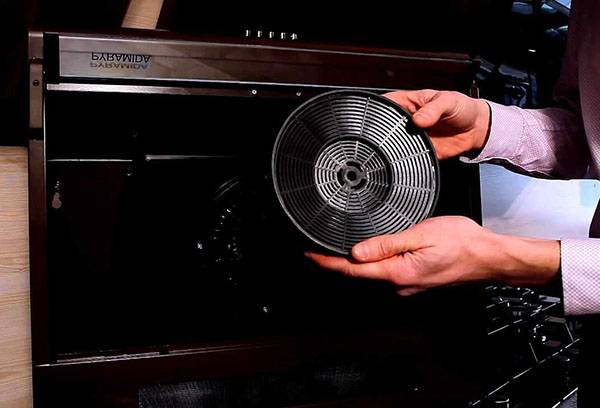 Changer le filtre dans une hotte