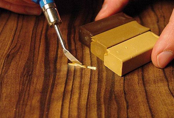 Remplir une égratignure sur un stratifié