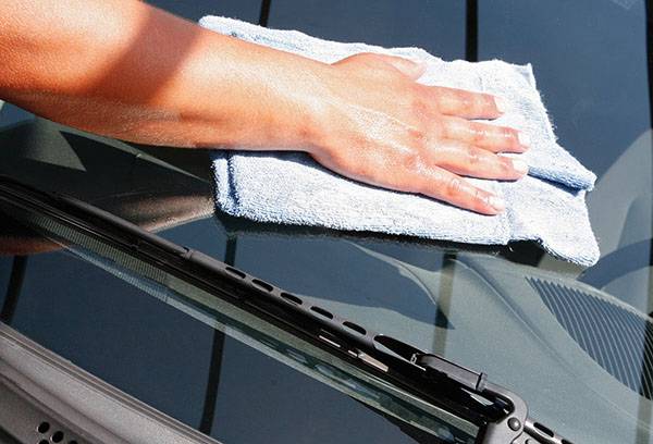 Polissage de verre de voiture