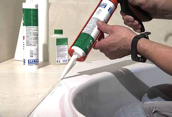 Joints d'étanchéité dans la salle de bain avec du mastic