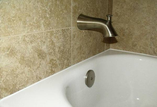 Scellant dans la salle de bain