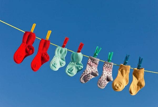 Chaussettes bébé sur une corde à linge