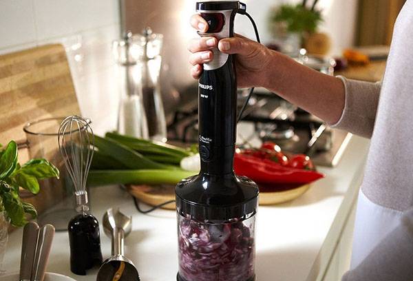 Couper les oignons avec un mixeur