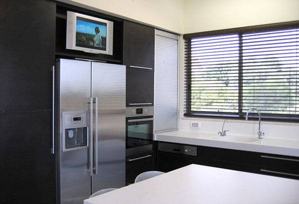 Télévision sur le frigo