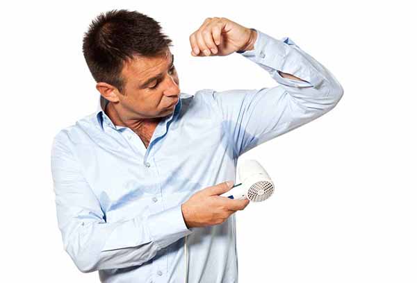 L'homme sèche les aisselles