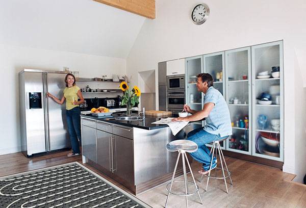 Couple marié dans la cuisine