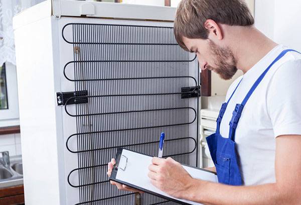 L'assistant diagnostique le réfrigérateur