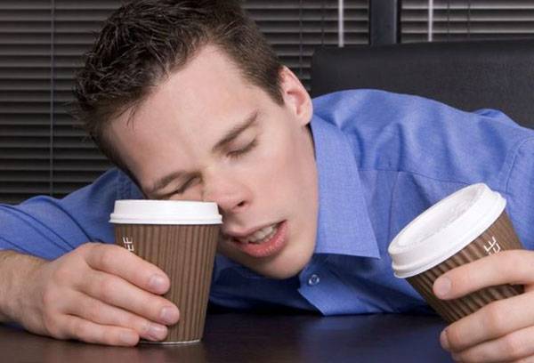 Un homme s'endort au travail