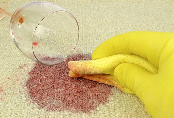 Élimination des taches de vin rouge