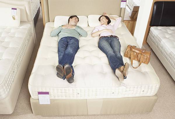 Couple choisit un matelas dans un magasin