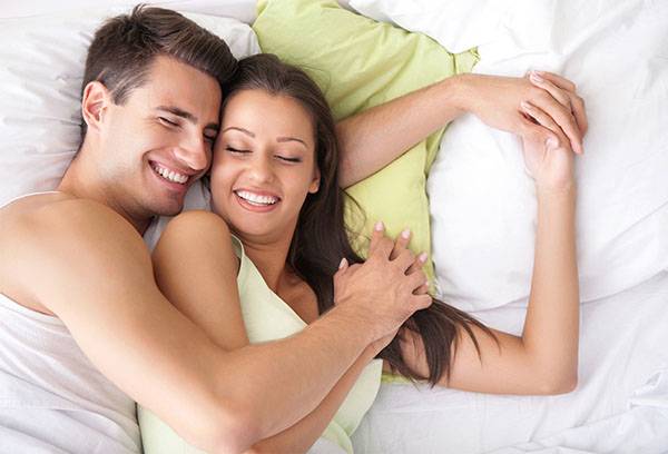 Jeune couple sur un lit confortable