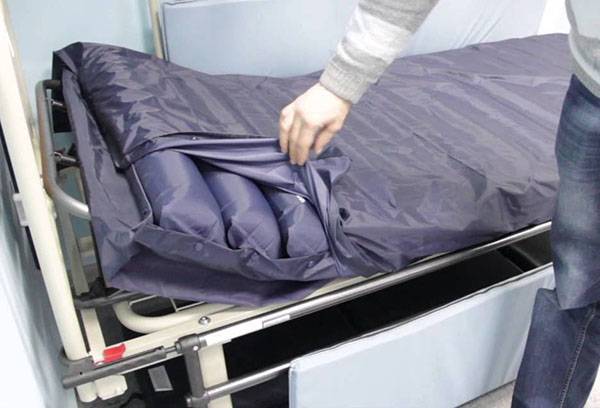 Matelas anti-escarres dans une housse