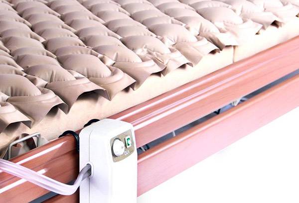 Matelas anti-escarres avec compresseur