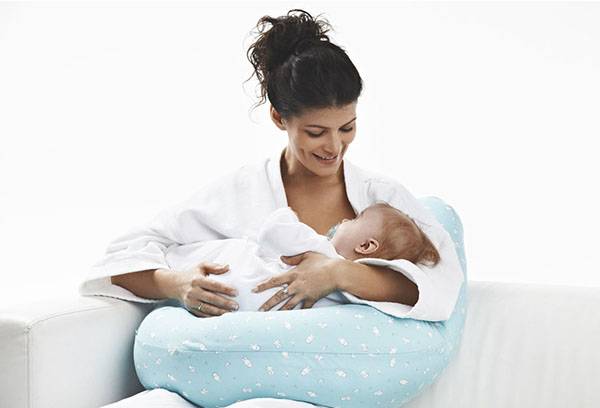 Utiliser un oreiller pour se nourrir