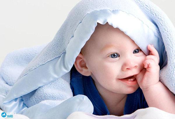 Kid sous les couvertures