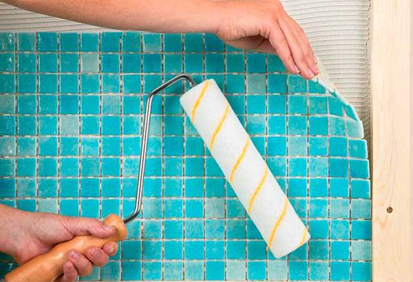 Installation de carreaux de mosaïque