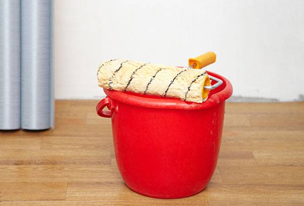 Colle pour papier peint dilué