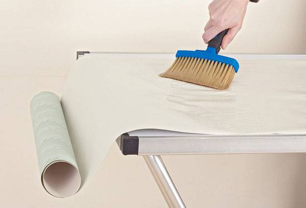 Mettre de la colle sur le papier peint