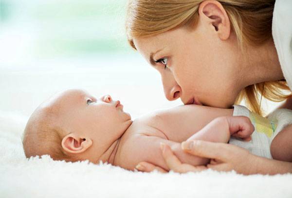 maman embrasse le bébé